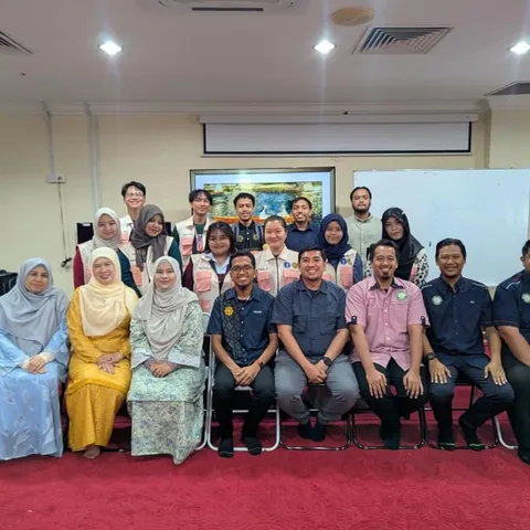 University advisors and faculty mentors gathered with the team in a seminar room